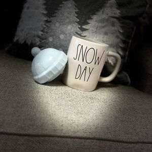 BRAND NEW‼️ Rae Dunn Snow Day Topper Mug